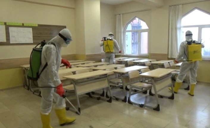 Muşta okullar korona virüsü tehdidine karşı dezenfekte ediliyor