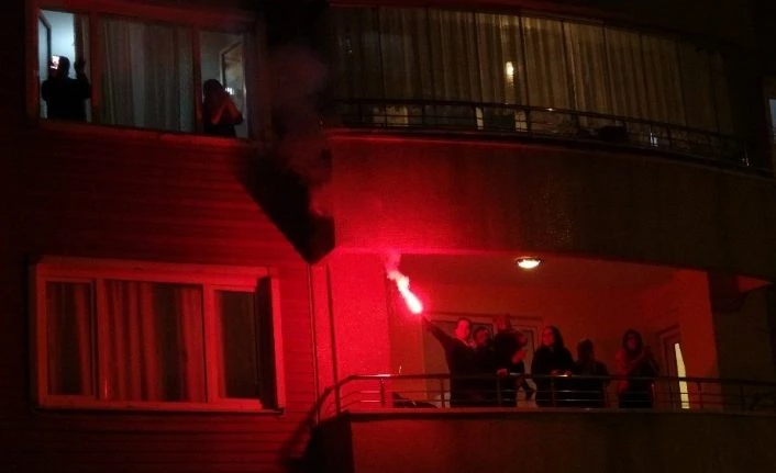 Muş’ta sağlık çalışanlarına balkonlardan moral alkışı