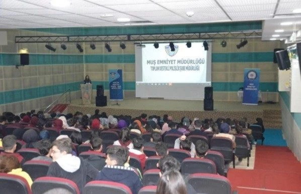 Muş’ta “Siber Güvenlik ve Sosyal Ağ” ile “Rol Model Polislik” projeleri anlatıldı
