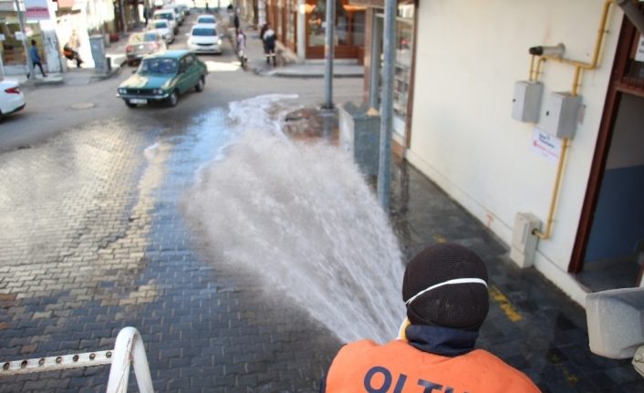 Oltu Belediyesi dezenfekte su ile caddeleri yıkıyor