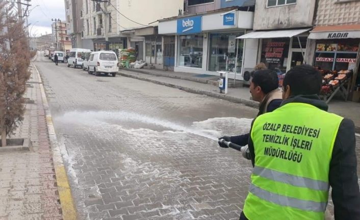 Özalp’ta cadde ve sokaklar deterjanlı suyla yıkandı