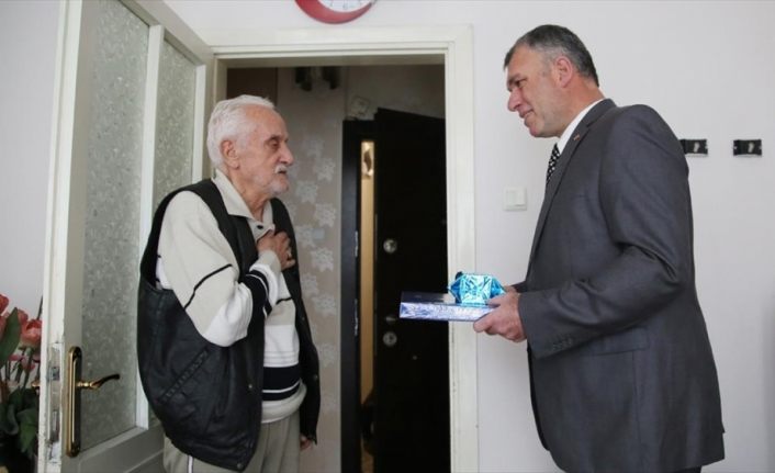 Polis kötü davrandığı yaşlı adamdan özür diledi