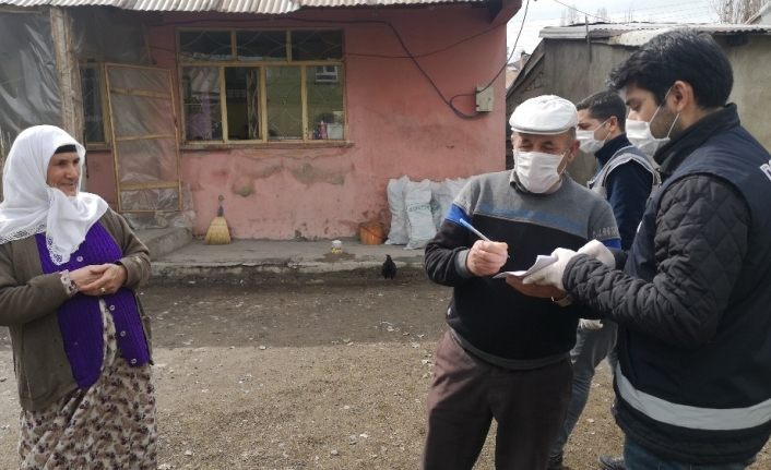 Polis, yakacağı biten yaşlı çifte odun götürdü