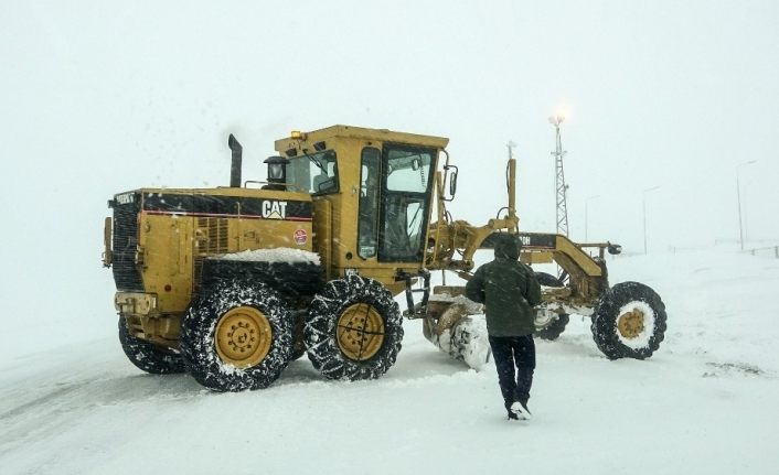 Sahara geçidinde ulaşıma kar ve tipi engeli