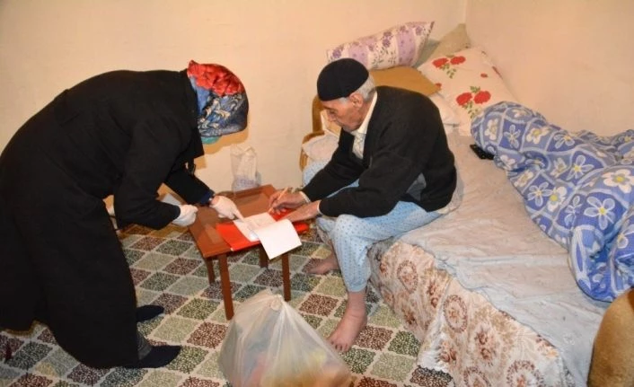 Sarıkamış Kaymakamlığı 65 yaş üstü ve kronik hastası vatandaşlara gıda kolisi