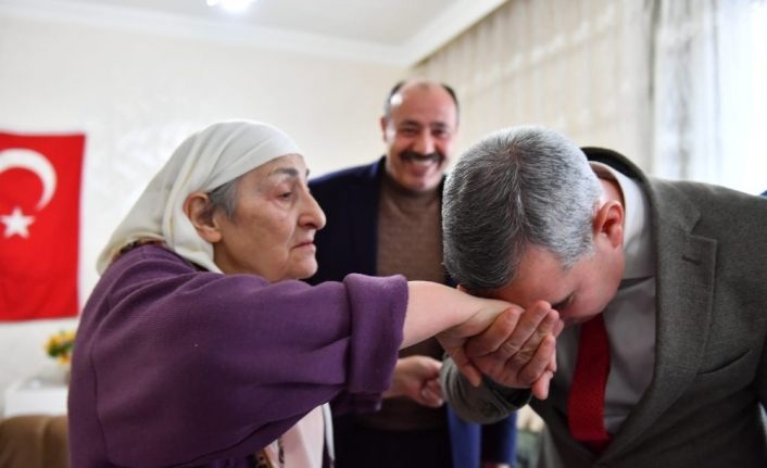 Sosyal medyanın ilgi odağı Fatma Teyze’ye anlamlı ziyaret