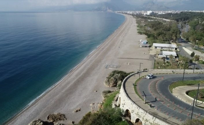 Turizm merkezlerinin sahil ve plajları koronavirüs tedbirleri nedeniyle en sakin günlerini yaşıyor