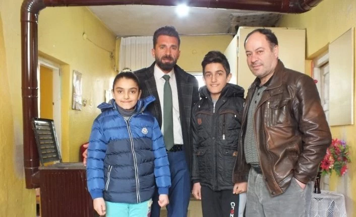 Uluslararası Mazlumların Derneği’den çocuklara mont ve ayakkabı yardımı