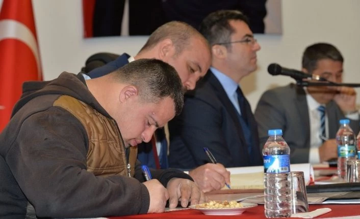 Vali Memiş muhtarları dinledi, Down Sendromlu Kadir not aldı