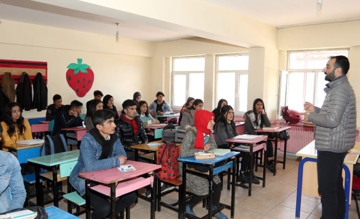 Van Büyükşehir Belediyesinden kırsaldaki öğrencilere deprem eğitimi