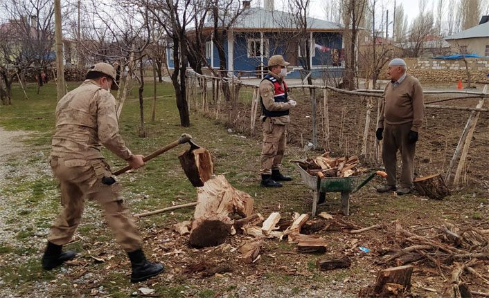 Van'da Vefa Sosyal Destek Grubu'nda görevli askerler vatandaşın odununu kırdı
