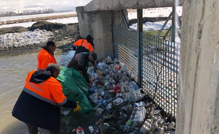Van Büyükşehir Belediyesi dere yataklarından tonlarca çöp topladı