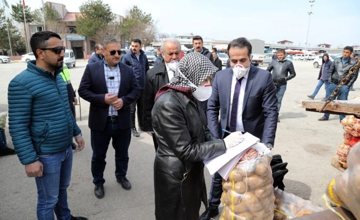 Van’daki sebze ve meyve halinde korona virüs denetimi