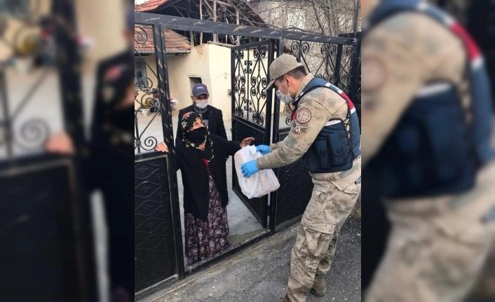 Vefa Sosyal Destek Grubu, yaşlıların ihtiyacına koşuyor