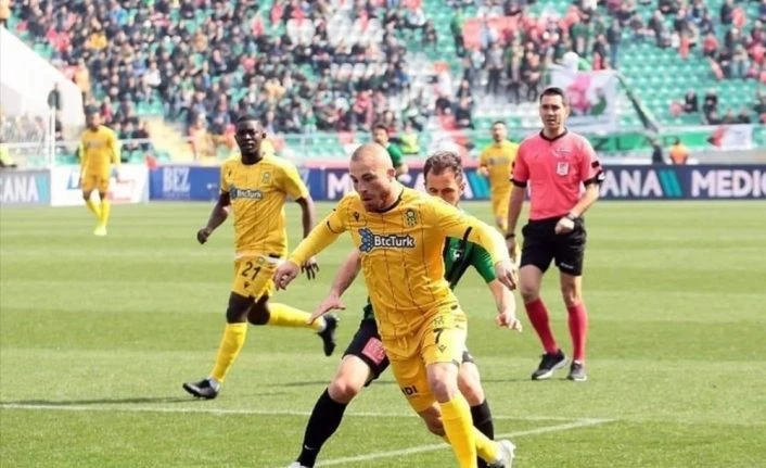Yeni Malatyaspor’da Gökhan Töre ve Mustafa Akbaş kadro dışı bırakıldı