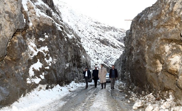 Yüksekliği 6-7 metreyi bulan çığlar temizleniyor