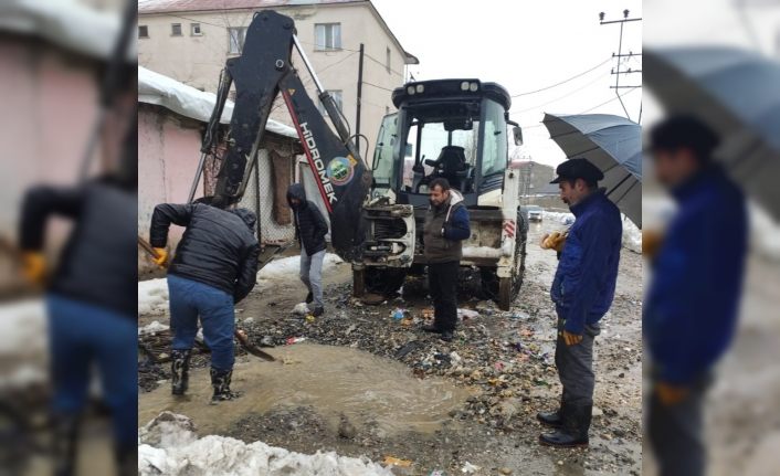 Yüksekova Belediyesinden kanal açma çalışması