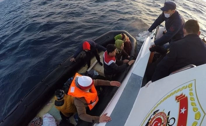 Yunan kara sularında geri itilen düzensiz göçmenleri Türk sahil güvenliği kurtardı