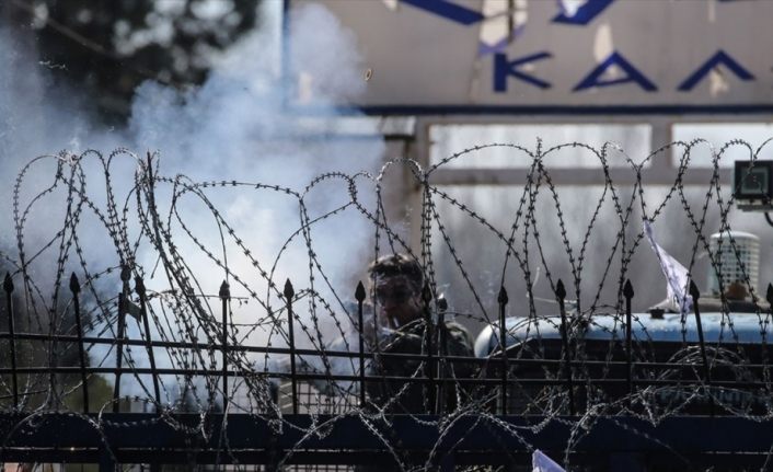 Yunanistan gaz bombalarının etkisini artırmak için 
