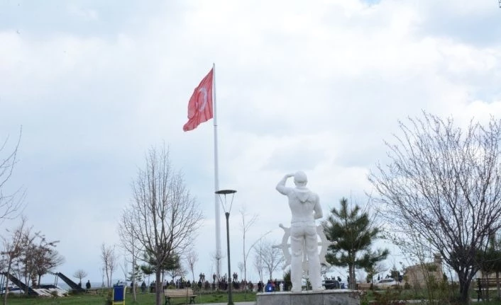 150 metrekarelik Türk bayrağı Tatvan’da göndere çekildi