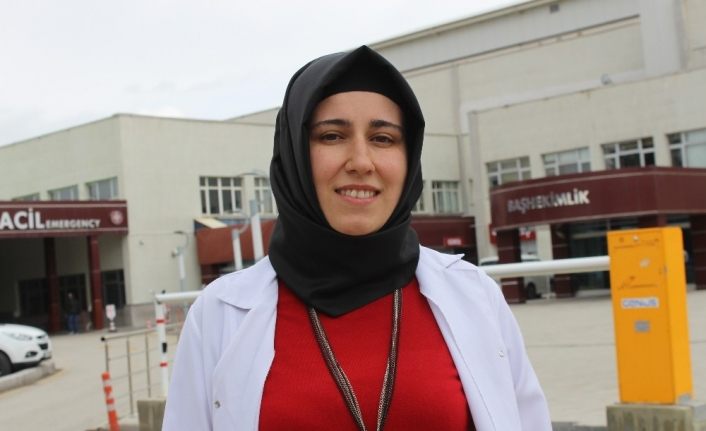 20 gündür çocuklarını görmeyen doktordan duygulandıran şiir