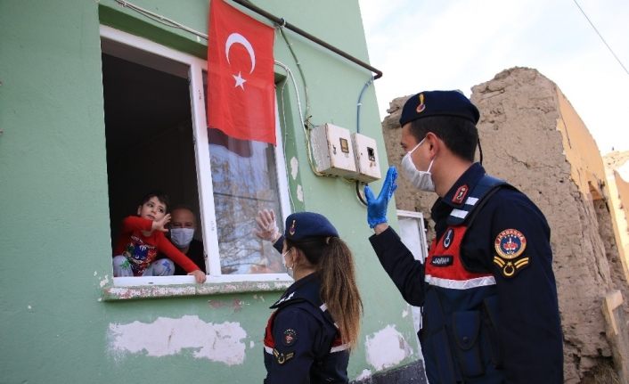 Ağabeyi istedi, Jandarma küçük Eymen’e sürpriz doğum günü yaptı