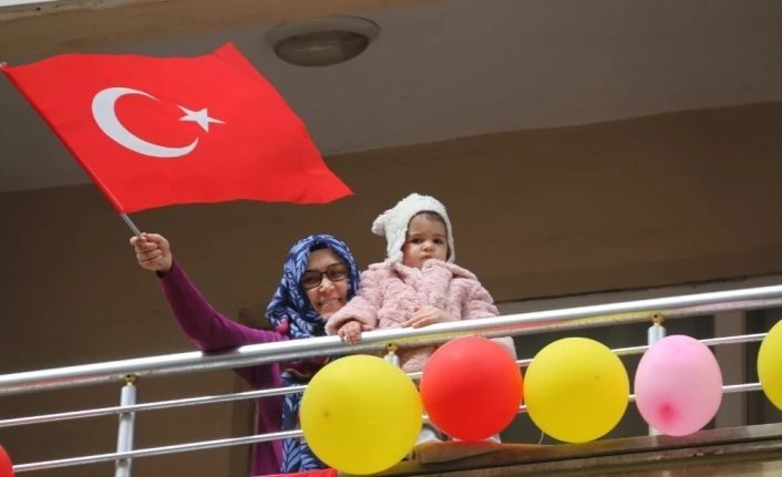 Ağrılılar 23 Nisan Ulusal Egemenlik ve Çocuk Bayramı’nı balkonlardan kutladı