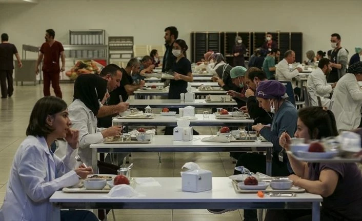 Ankara Şehir Hastanesi çalışanları ilk iftarı görev başında yaptı