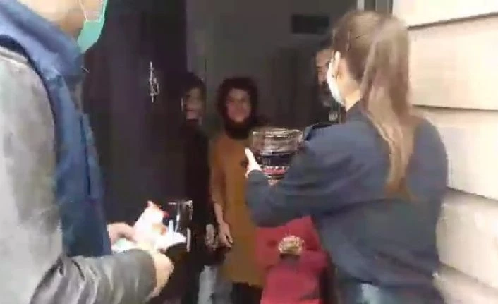 Annelerine doğum günü sürprizi için polisten yardım istediler