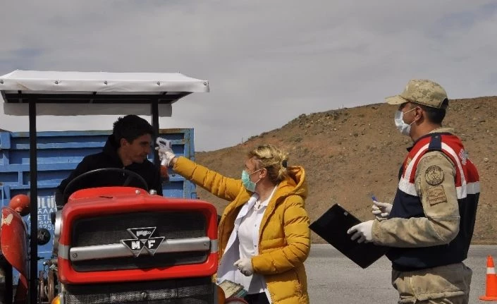 Arguvan’a giriş yapanların ateşleri ölçülüyor