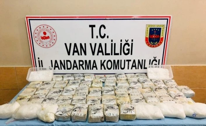 At sırtında 22 kilo eroin ve 8 kilo metamfetamin ele geçirildi