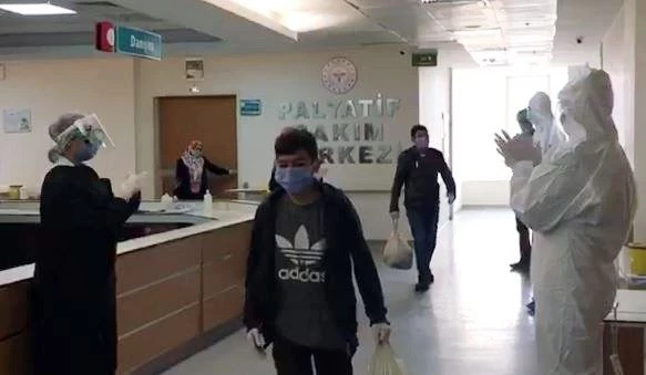 Van'da aynı aileden 10 kişi koronayı yenerek alkışlarla taburcu oldu