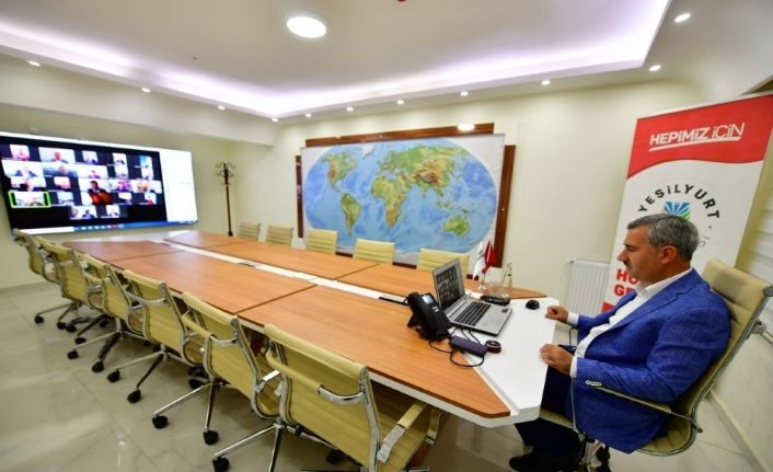 Başkan Çınar, birim müdürleriyle telekonferans üzerinden görüşüyor