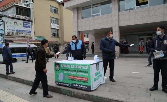Bingöl’de sokağa çıkan vatandaşa ücretsiz maske dağıtıldı