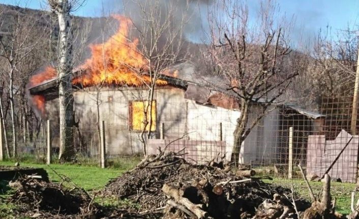 Bingöl’de yangın, baraka kullanılamaz hale geldi