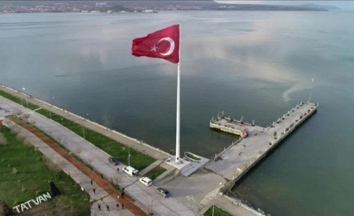 Bölgenin en büyük Türk bayrağı Tatvan’da dalgalanmaya başlandı