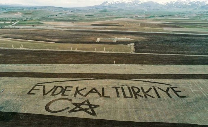 Çiftçiler traktörle tarlaya ‘ Evde kal Türkiye’ yazdı