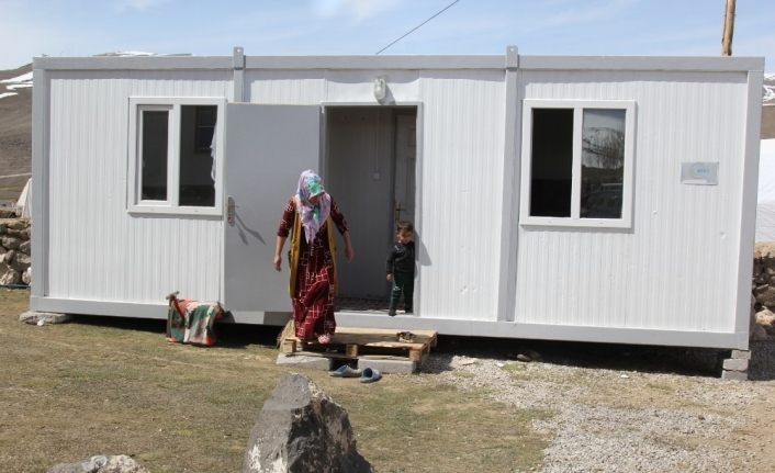 Van Başkale'deki depremzede aileler konteynerlere yerleştiriliyor