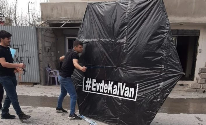 Dev uçurtmayla #EvdeKalVan’ çağrısı