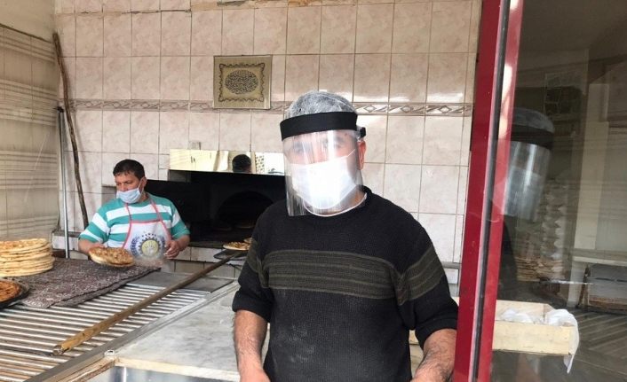 Doğanşehir’de esnaflara yüz koruyucu siper dağıtılıyor