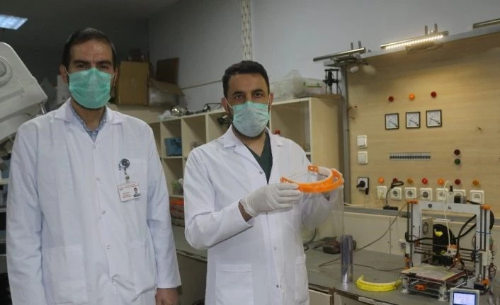 Van'da doktorlar geliştirdikleri 3D yazıcıdan yüz siperliği üretti