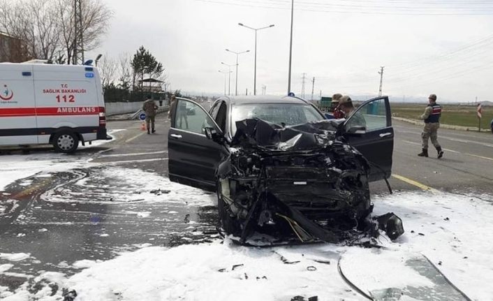 Dumlu kavşağında feci kaza: 3 yaralı