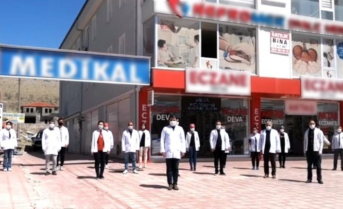 Eczacılardan 1 dakikalık saygı duruşu