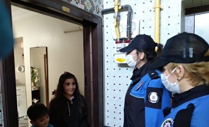 Elazığ polisinden, çocuklara kitap servisi