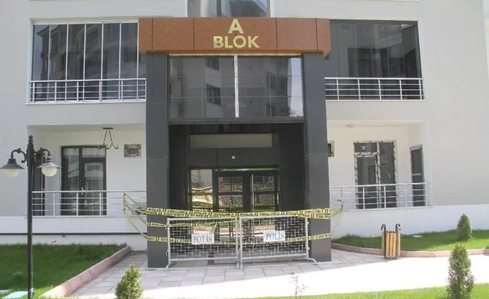 Elazığ’da 12 katlı apartman karantinaya alındı
