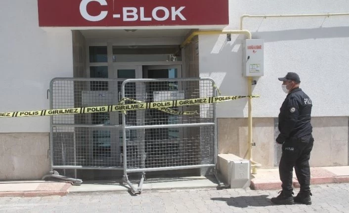 Elazığ’da 7 katlı apartman karantinaya alındı