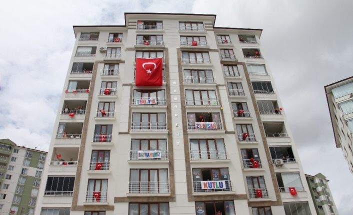 Elazığ’da apartmanlarda coşkulu 23 Nisan kutlaması