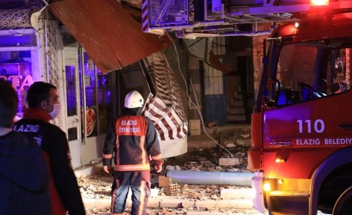 Elazığ’da çatısında çökme yaşanan bina tahliye edildi