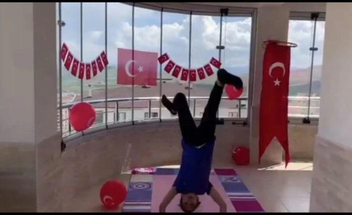 Elazığ’da çocuk ve gençler evde spor yapıyor