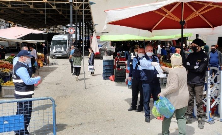 Elazığ’da pazarlarda maske dağıtımı